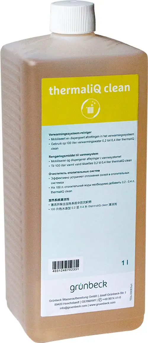 Flasche mit Reinigungslösung von Grünbeck, beschriftet mit mehrsprachigen Anweisungen zur Nutzung im Heizsystem, 1 Liter Inhalt. Produktbeschreibung und Barcode auf der Rückseite.